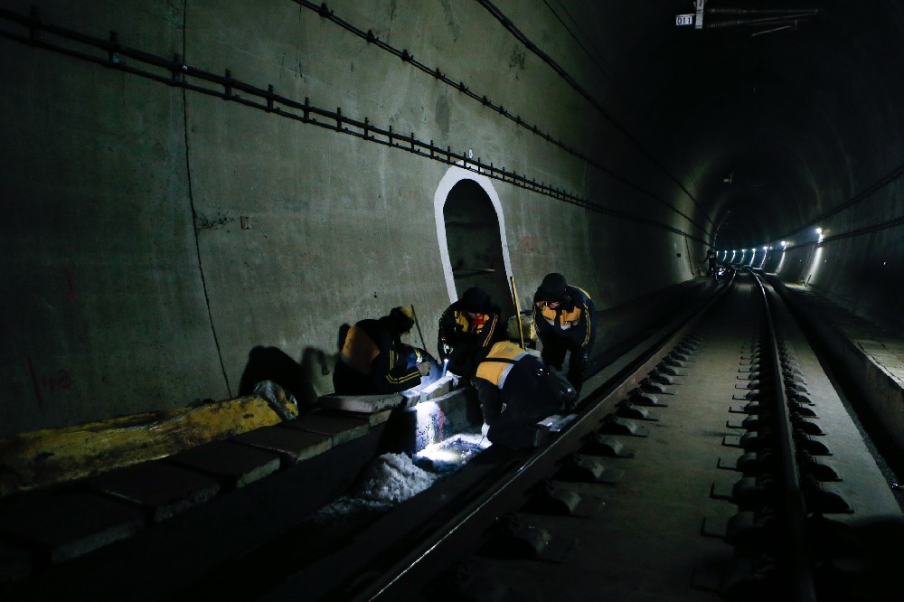 龙里铁路运营隧道病害现状